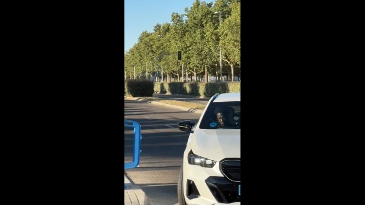 继续谈续约！记者：经纪人和维尼修斯一同抵达巴尔德贝巴斯